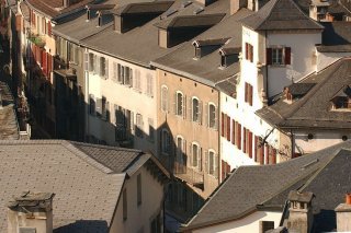 Sion lève l'interdiction de poser des panneaux solaires en vieille ville, mais les tuiles photovoltaïques devront être intégrées sur les toits selon des conditions très strictes (archives).